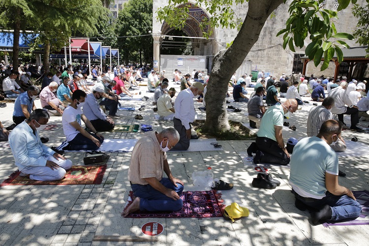 Büyükşehir Belediyesi Cuma Namazı için tek kullanımlık seccade dağıttı