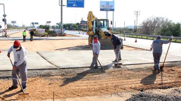 Büyükşehir Belediyesi, kent içi trafiği rahatlatmak adına kavşak düzenlemelerine devam ediyor