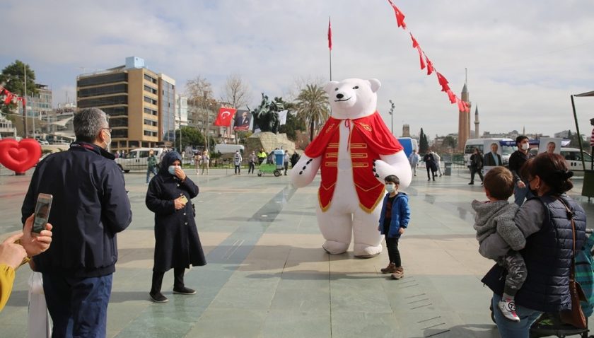 CUMHURİYET MEYDANINDA SEVGİLİLER GÜNÜ ETKİNLİĞİ