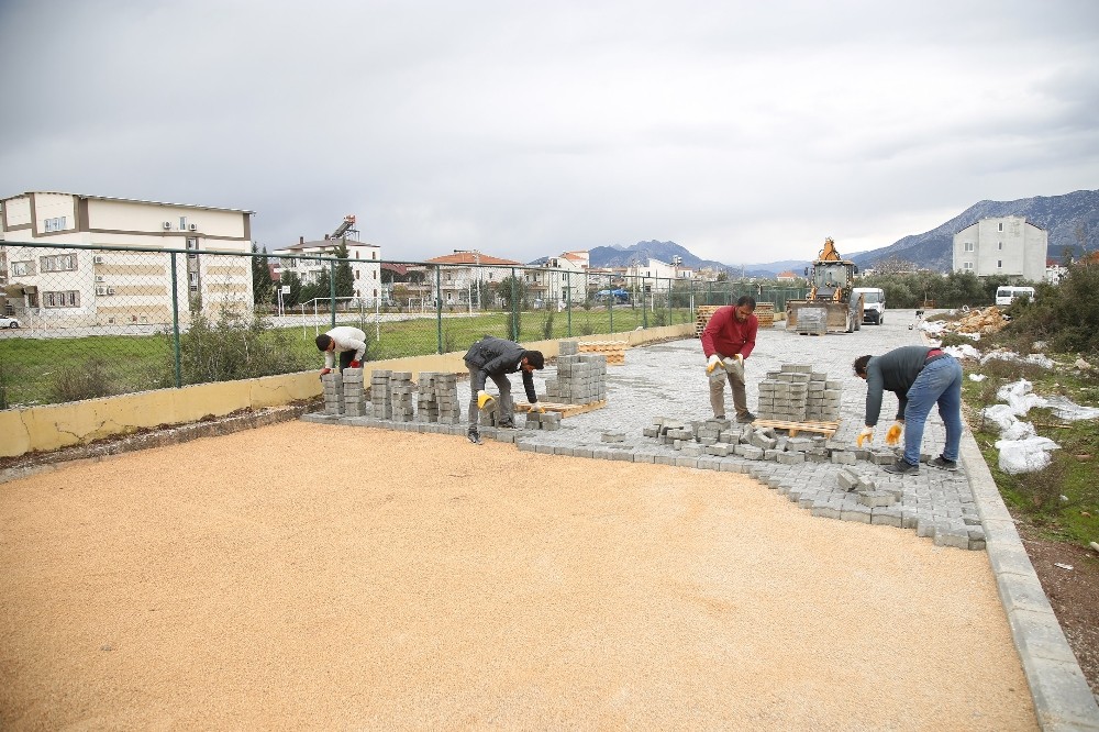 Döşemealtı Belediyesi Çıplaklı Mahallesi’ne parke yol yapımına başladı