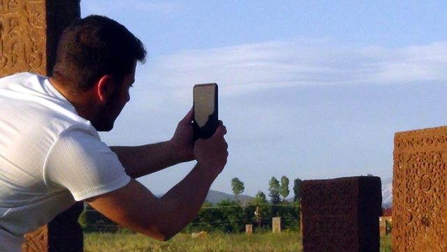 Dünyanın en büyük İslam mezarlığı, 3 ay sonra yeniden kapılarını açtı