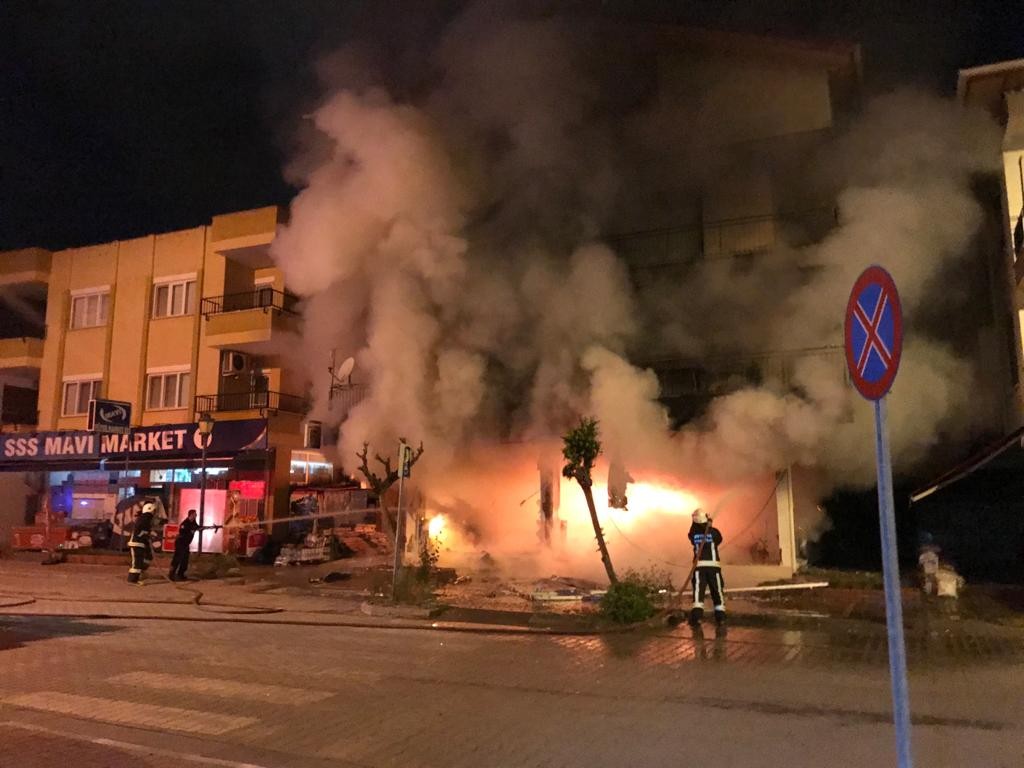 Eczanede meydana gelen yangın, mahalleliye kabus yaşattı.