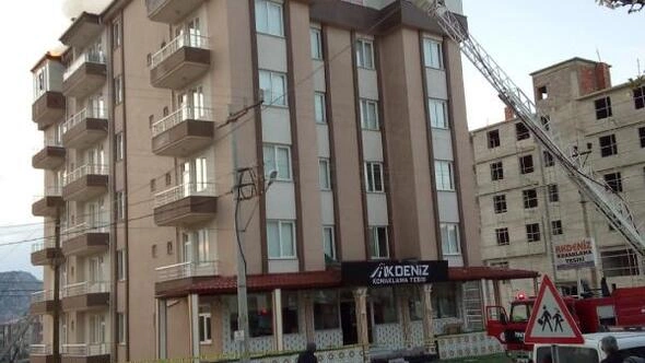  Elmalı ilçesinde bir apartmanın çatı katında çıkan yangın, kısa sürede söndürüldü