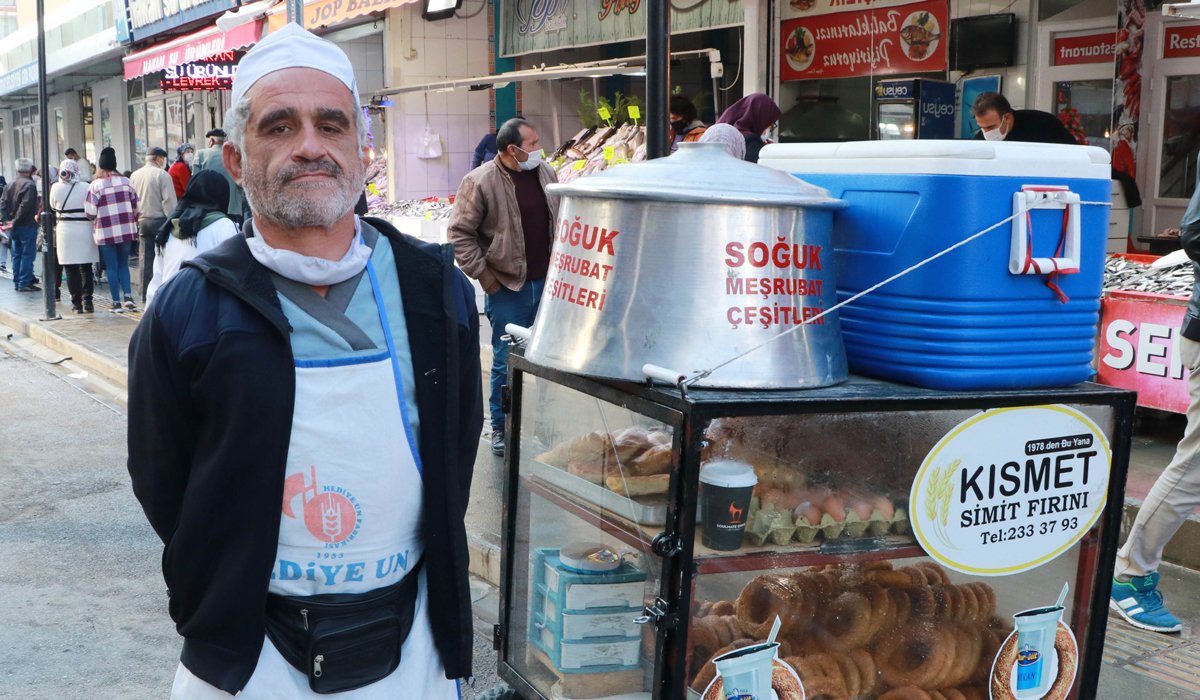 Eve çağırdıkları seyyar satıcıyı dövüp, görüntülerini kaydettiler