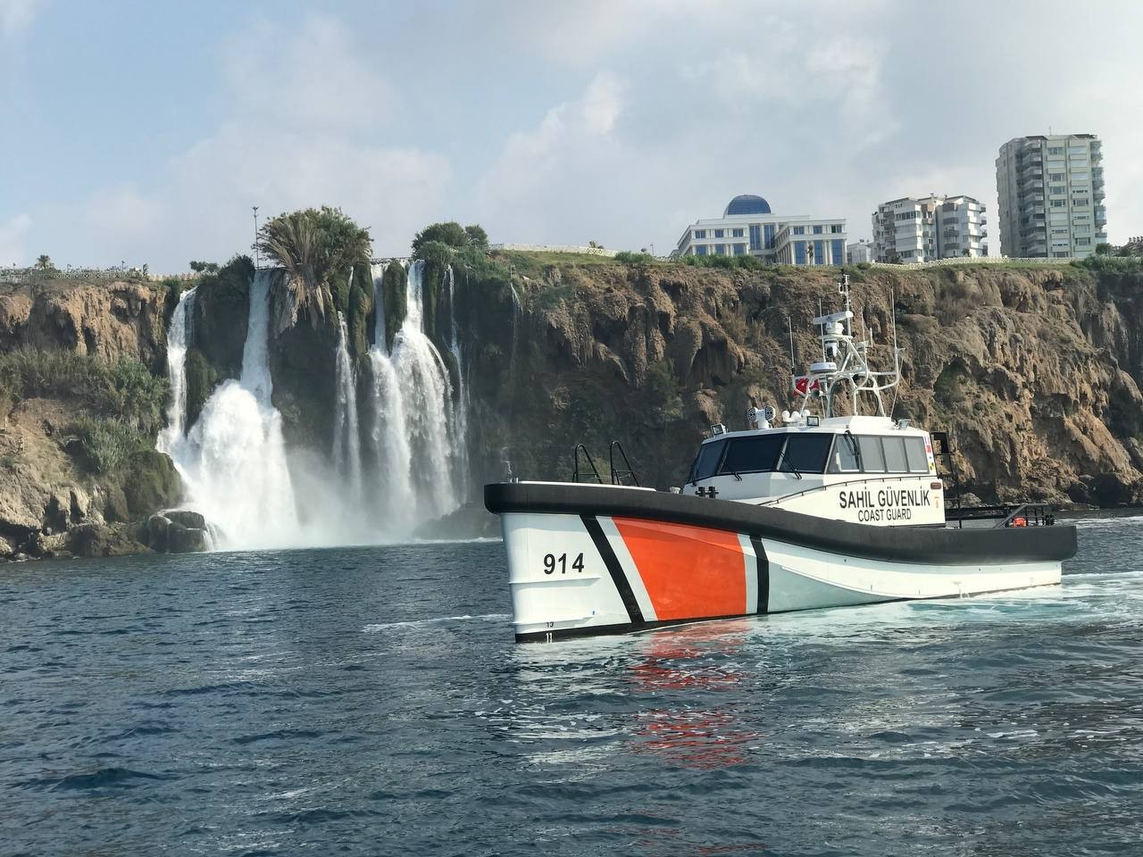 Finike ilçesinde 19 metre 45 santim uzunluğunda yeni sahil güvenlik arama kurtarma botu hizmete girdi.