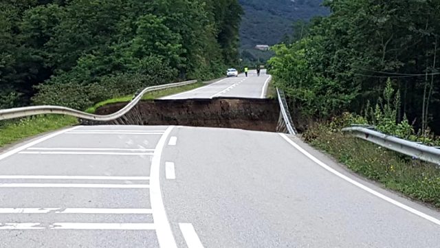 Giresun'u yıkıp geçen sel, yolları da kullanılamaz hale getirdi!