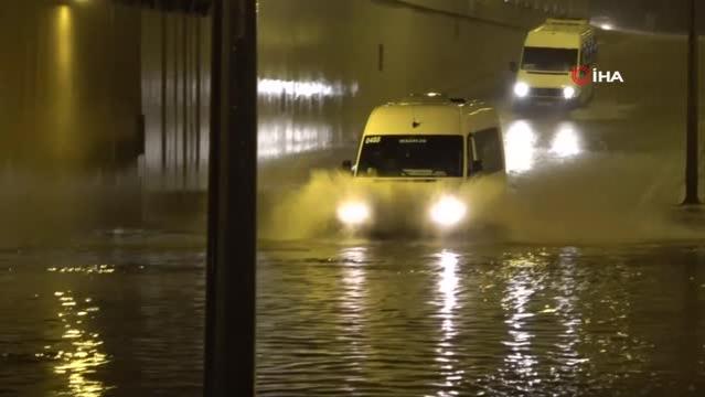 Göle dönen alt geçitte araç içinde mahsur kaldılar