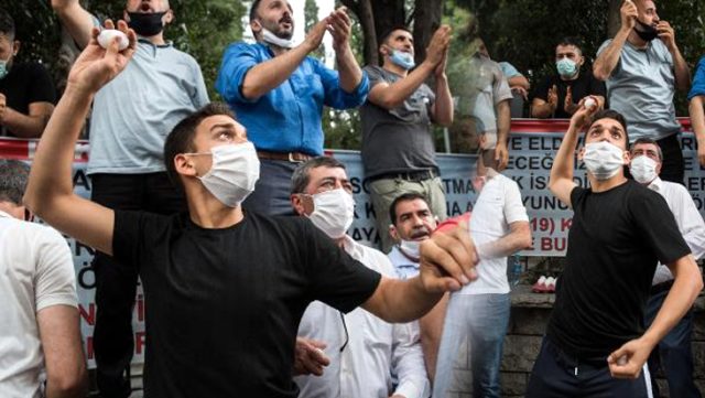 Görüntüler İstanbul'dan! Öfkeli grup belediye binasına yumurta yağmuruna tuttu