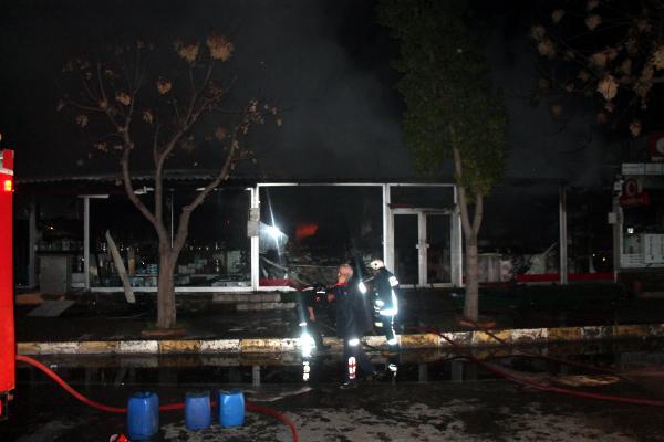 Güçlükle söndürülen yangında 4 itfaiye eri ile işyeri sahibi dumandan etkilendi