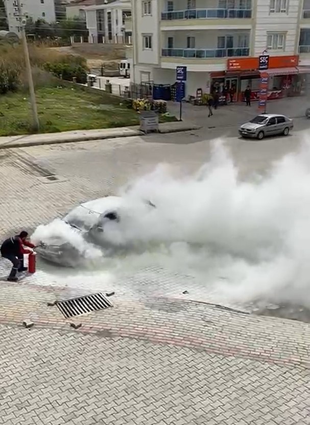 Hareket halinde alev alan otomobil, vatandaş tarafından yangın tüpleriyle söndürüldü