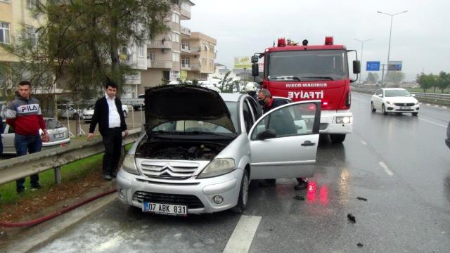 Hareket halindeki araç alev aldı, yardıma esnaf koştu