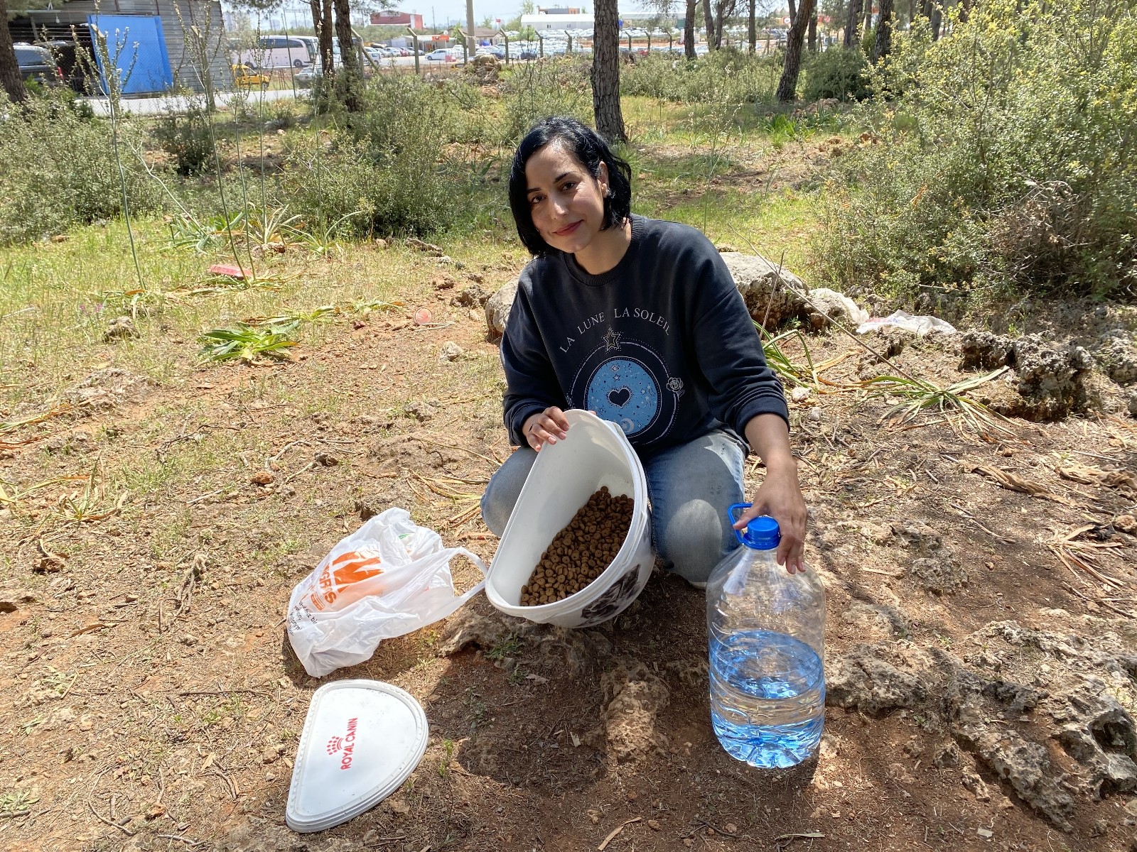 Her gün  ormanlık alandaki  20-25 sokak hayvanının yiyecek ve su ihtiyacını gideriyor