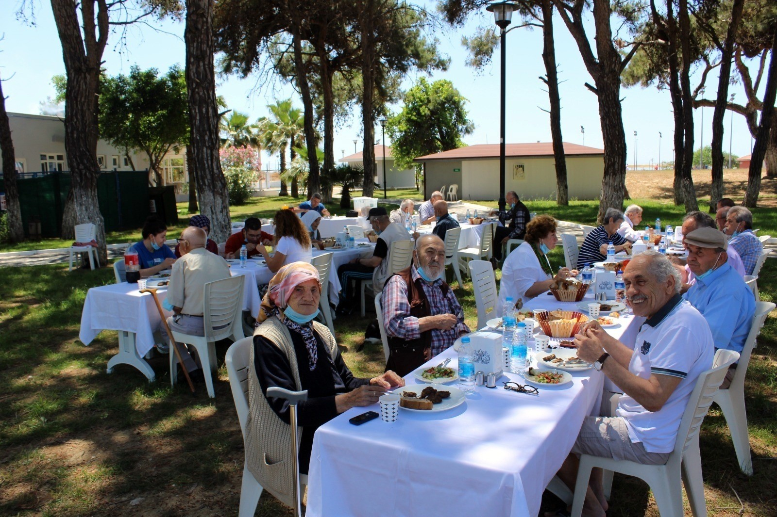 Huzurevi Sakinlerine pandemi kurallarına uygun bir şekilde yemek organizasyonu düzenlendi