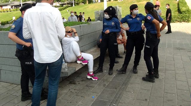 İstanbul'un göbeğinde 2 erkek, kadını tekme tokat dövdü!