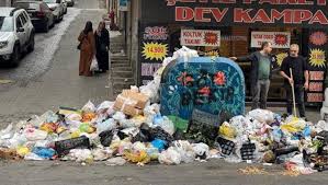 İzmir'de belediye çalışanlarının eylemi nedeniyle sokaklarda çöp yığınları oluştu