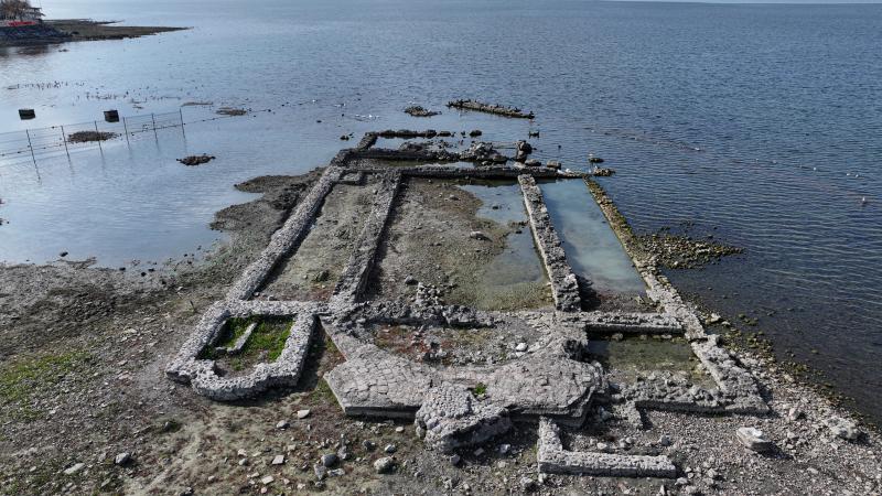 İznik Gölü kan kaybediyor: İskele karada kaldı