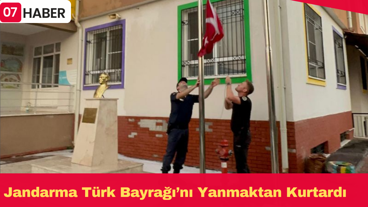 Jandarma Türk Bayrağı’nı Yanmaktan Kurtardı