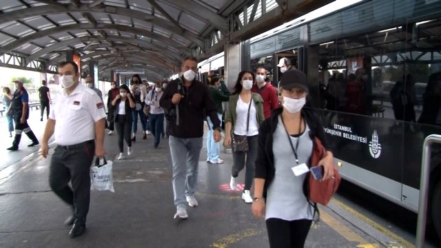 Kademeli mesai saati uygulamasının ilk gününde toplu ulaşımdan manzaralar