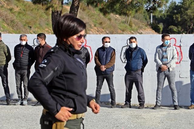 Kadın polisler Kadınlar Günü'nde de atış poligonundaki eğitimlerine ara vermedi.