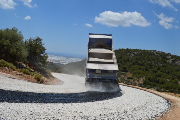 Kaş Aklar grup yolunda asfalt çalışması