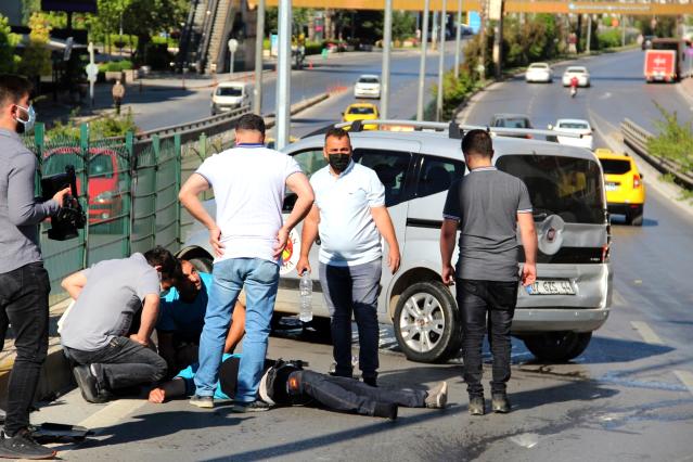 Kaza yapan sürücüye ilk müdahale mesai arkadaşlarından