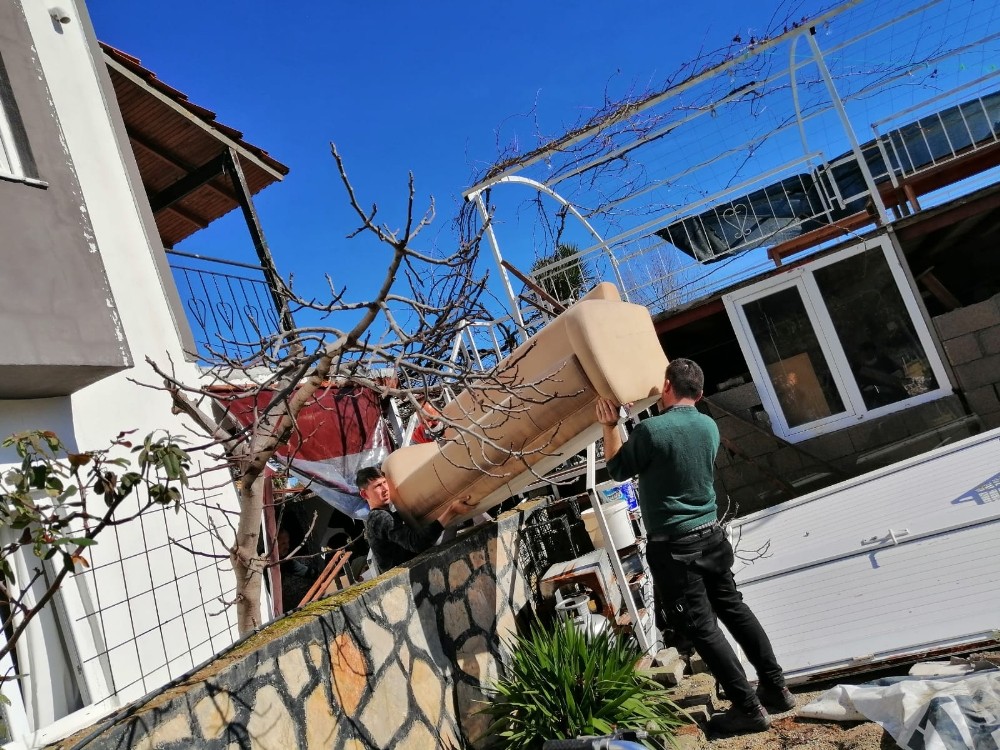 Kemer Belediyesi eşyaları zarar gören vatandaşlara yardım eli uzattı.