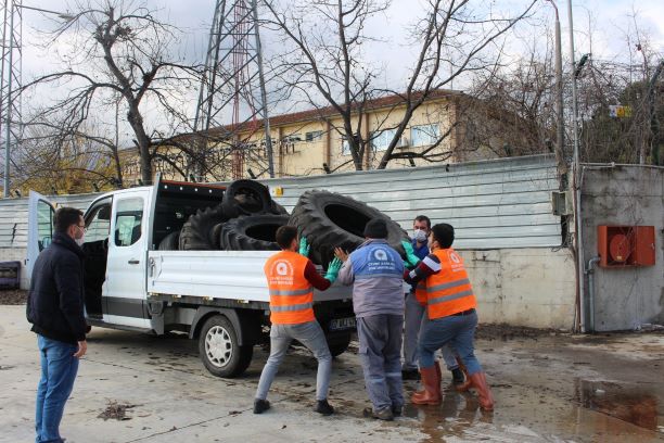 Kemer'de sinek yuvası lastikler geri dönüşüme kazandırılıyor