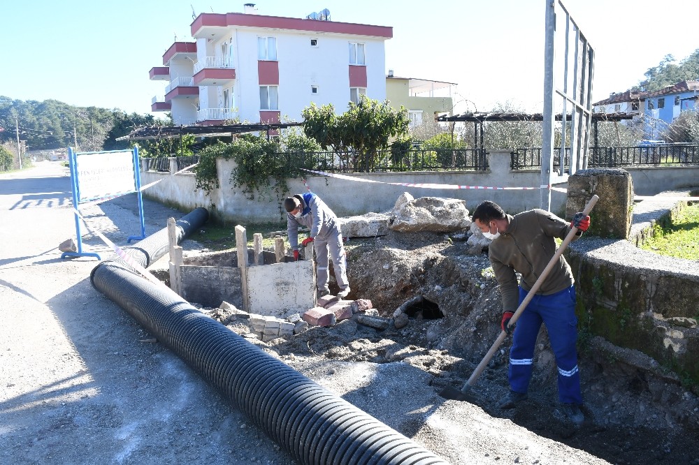 Kemer’de su baskınlarını önleme çalışmaları devam ediyor.