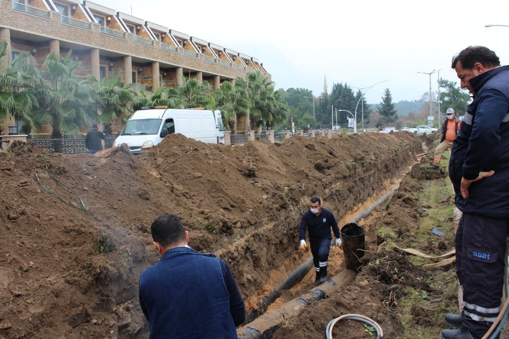 Kemer İlçesi’nde sorunlu içme suyu hattında çalışma başlatıldı.