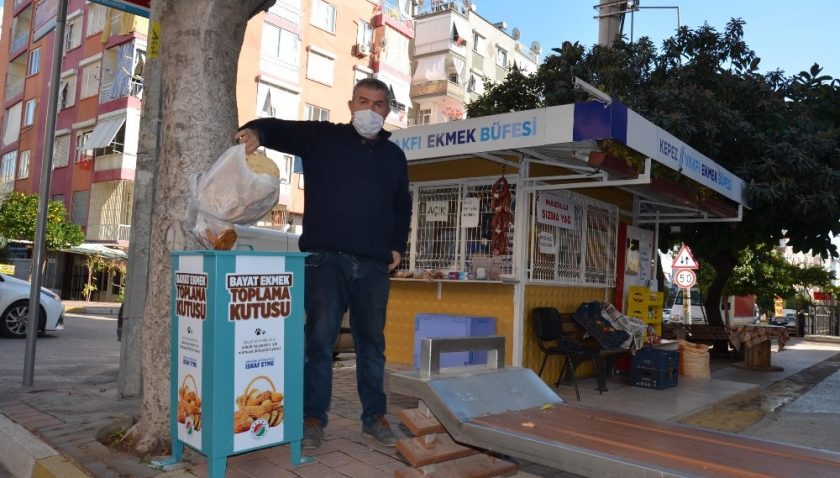 Kepez, sokak hayvanlarını kendi ürettiği mamalarla besliyor