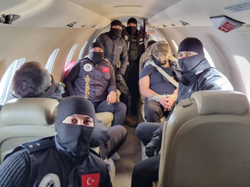 Kırmızı Bültenle Aranan Organize Suç Örgütü Elebaşı ve Suç Örgütü Üyesi Türk Polisimiz Tarafından Ermenistan'dan Türkiye’ye Getirildi