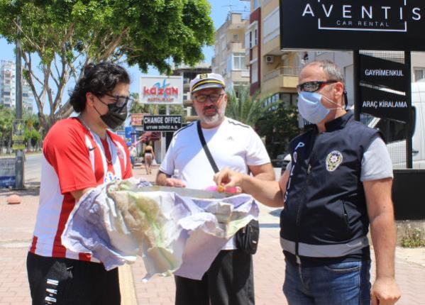 Kısıtlamadan muaf vatandaş, polislere baklava ikram edip bayramlarını kutladı