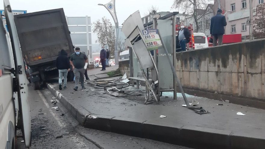 Kocaeli’de kontrolden çıkan TIR durağı parçalayarak servis minibüsüne çarptı