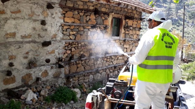 Korona testi pozitif çıkan yaşlı kadının evi dezenfekte edildi