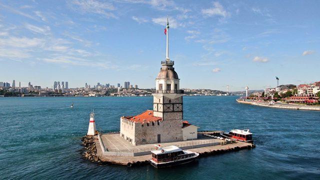 Korona virüs günlerinde İstanbul Boğazı maske ve eldiven doldu