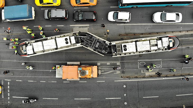 Laleli'de tramvay ile Bulgaristan plakalı tur otobüsü çarpıştı