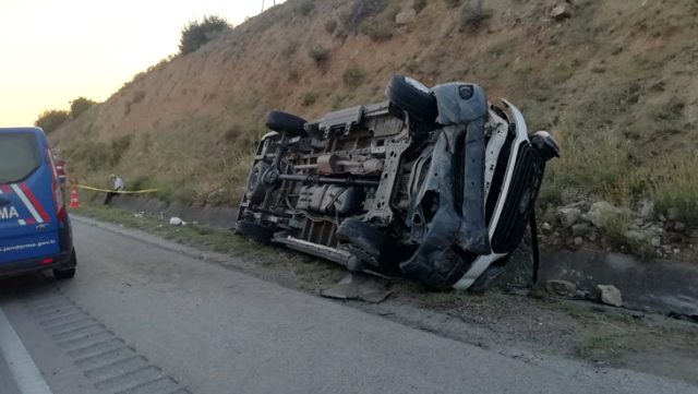 Lastiği patlayan minibüs yan yattı: 16 yaralı