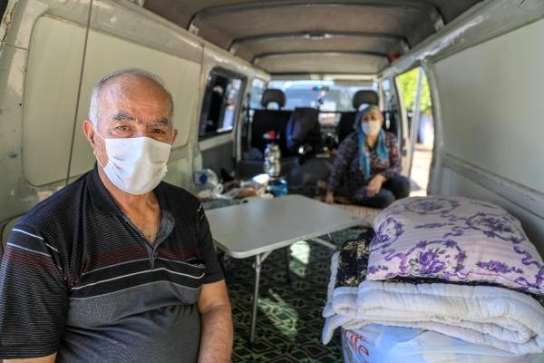 Lösemi tedavisi gören oğlu hastanede, baba minibüste yaşıyor