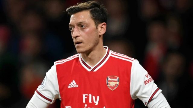 Maaş indirimine gitmeyen Mesut Özil'e İngilizler tepki gösterdi