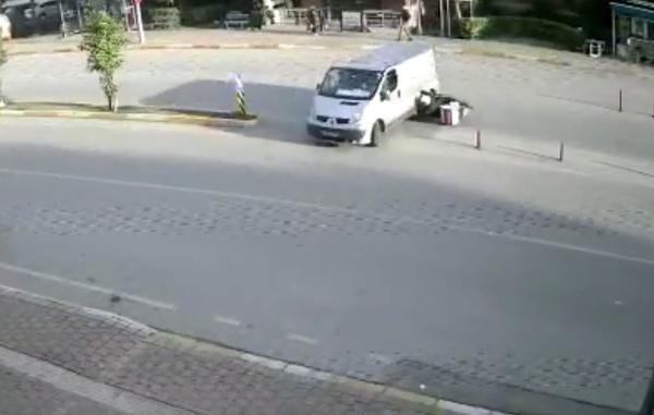 Motosiklet ve Minibüs kazasının görüntüleri kameralara yansıdı