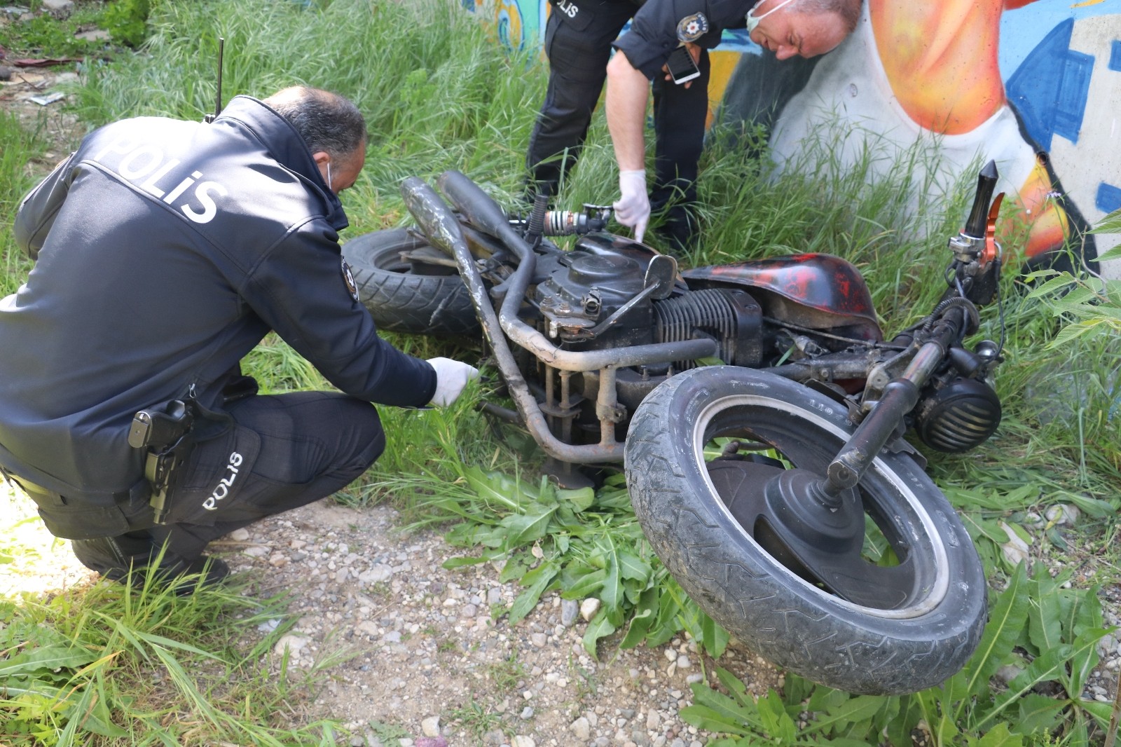 Motosikletli şüpheli, motosikletini ve kaskını bırakıp yaya kaçarak izini kaybettirdi