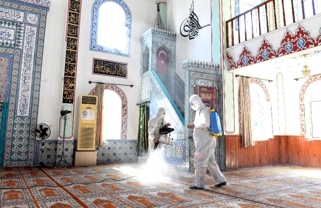 Muratpaşa'da camiler dezenfekte edildi