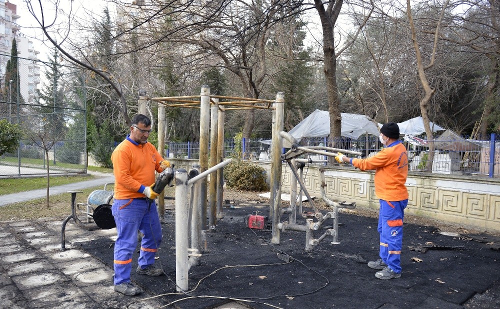 Nasreddin Hoca Parkı’nda, Muratpaşa Belediyesi ekipleri temizlik ve yenileme çalışmaları başlattı.