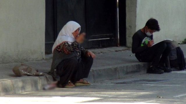 Okul önünde alkol alan yaşlı kadın kameralara yakalandı