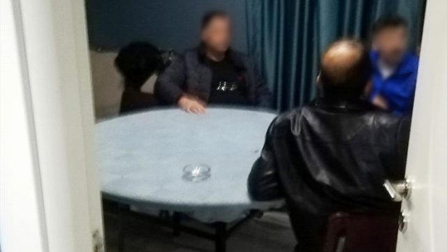 Polis, yasağa rağmen kumar oynarken yakalanan 20 kişiye 86 bin TL ceza kesti