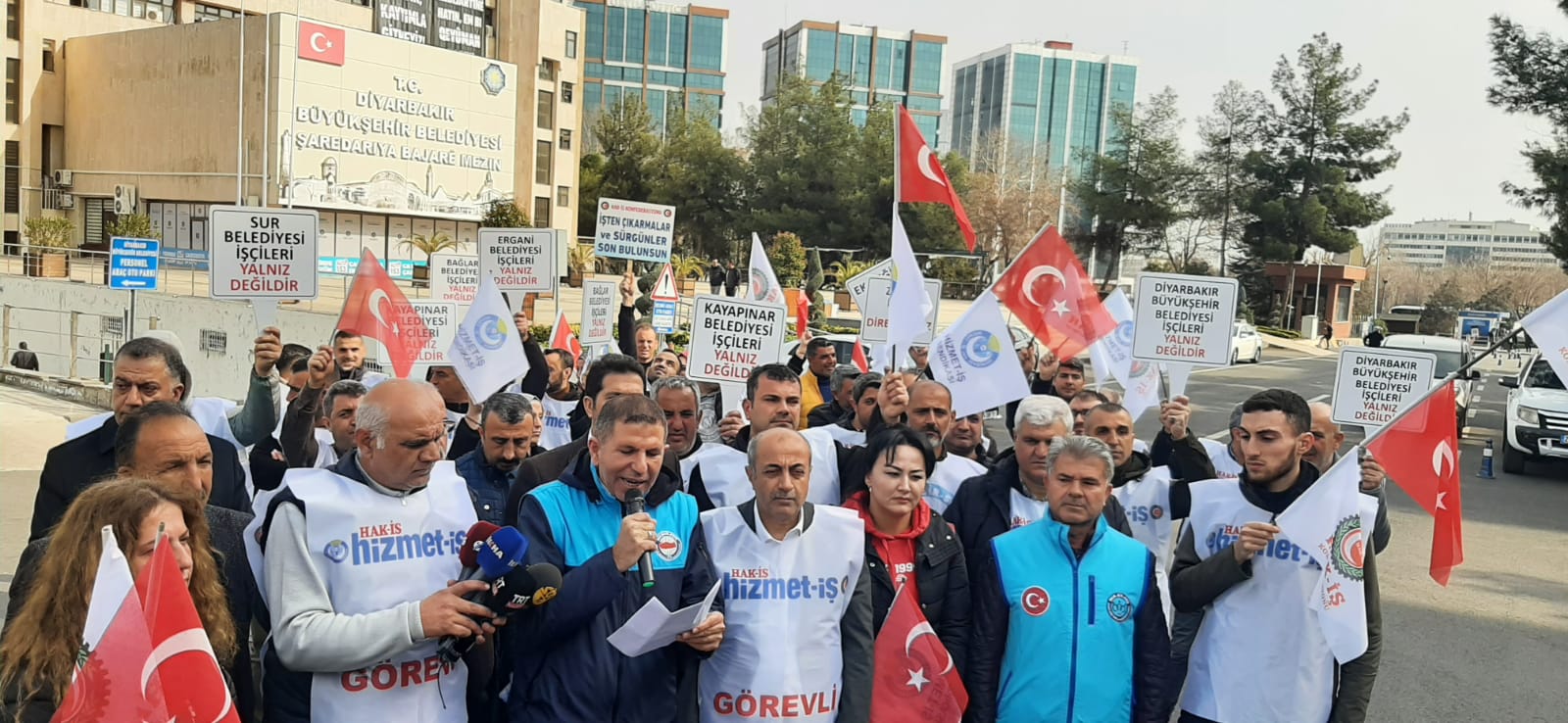 "DEM PARTİ EMEKÇİLERE KARŞI İDEOLOJİK ZULÜM UYGULUYOR "