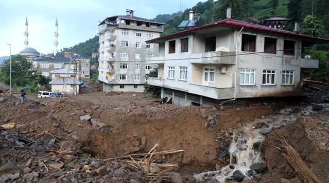 Rize'de sel felaketi! Kötü haber arka arkaya geldi