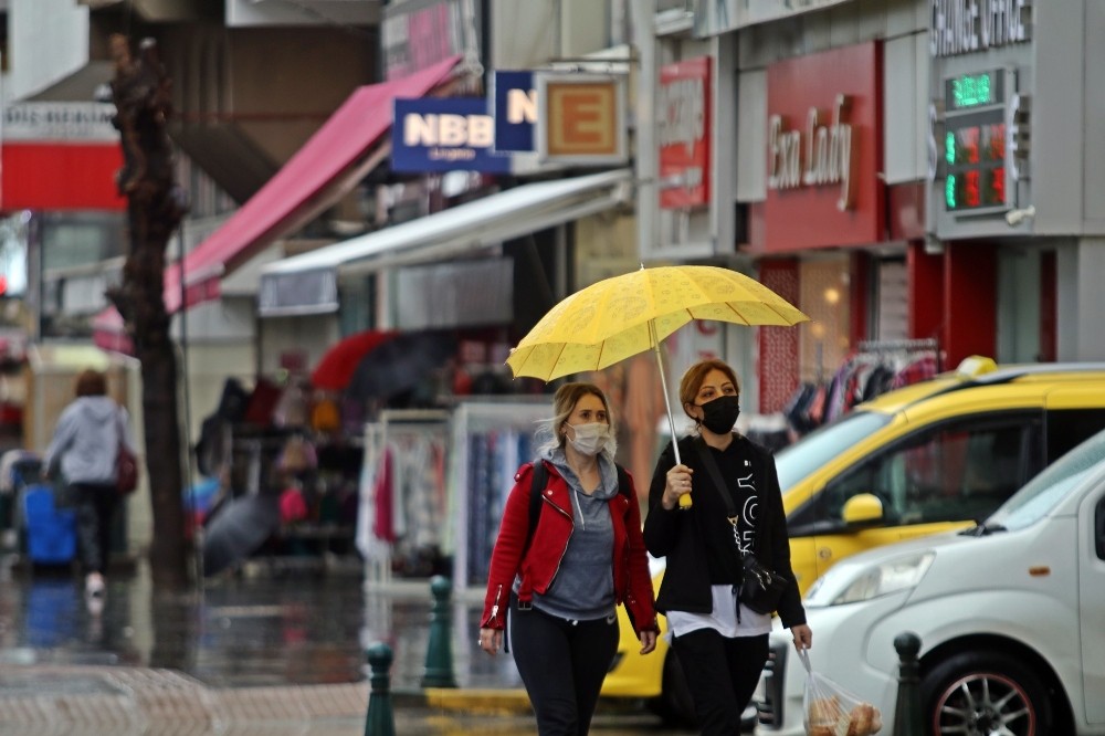 Sabah saatlerinde başlayan yağışlı hava hayatı olumsuz etkiledi