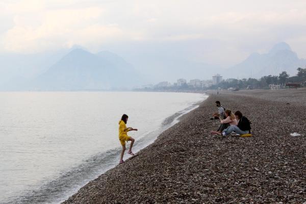 Sessizliğe bürünen Antalya, turistlere kaldı