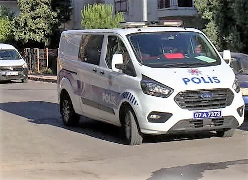 SEVGİLİSİYLE KAVGA ETTİ, 2'NCİ KAT PENCERESİNDEN OTOMOBİLİN CAM TAVANINA DÜŞTÜ